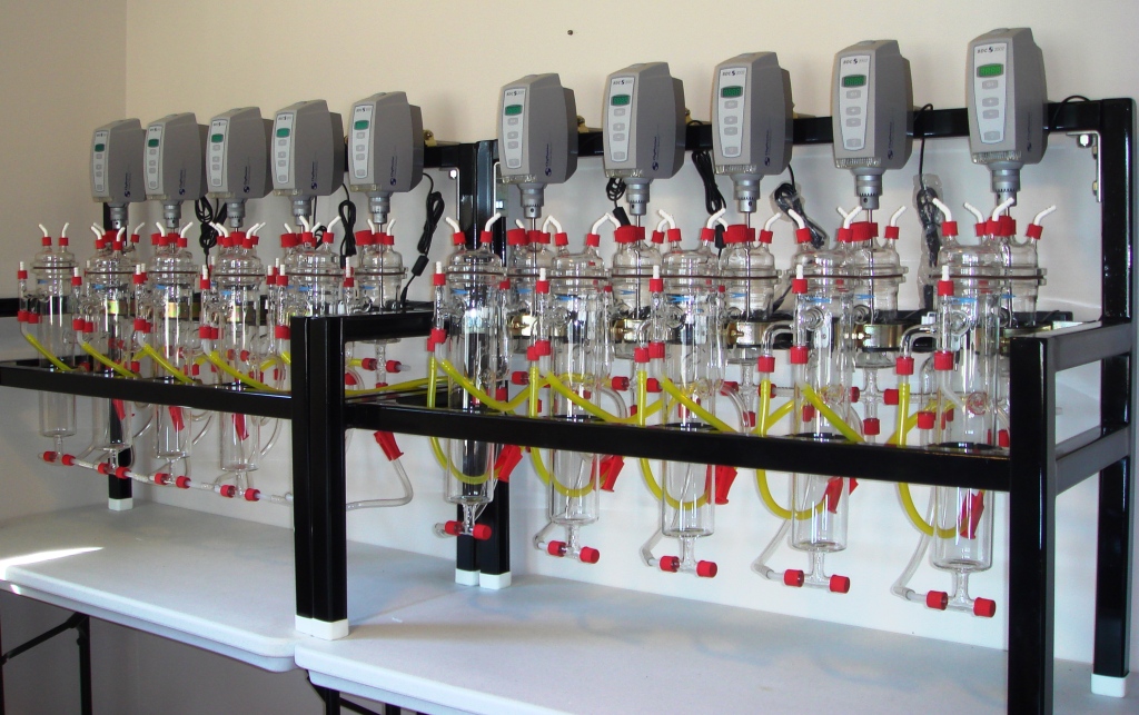 Laboratory solvent extraction pilot plant with 10 stages.